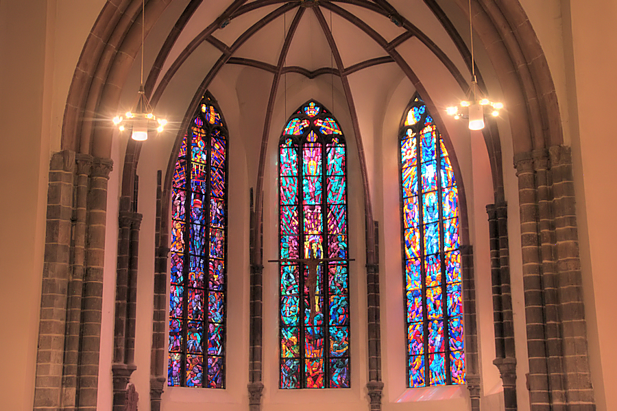 Apsis mit Buntglasfenstersn